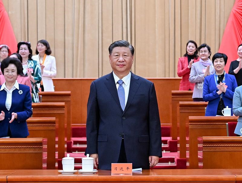 △2023年10月23日，中國婦女第十三次全國代表大會在北京人民大會堂開幕。這是習(xí)近平總書記在主席臺向與會代表致意。