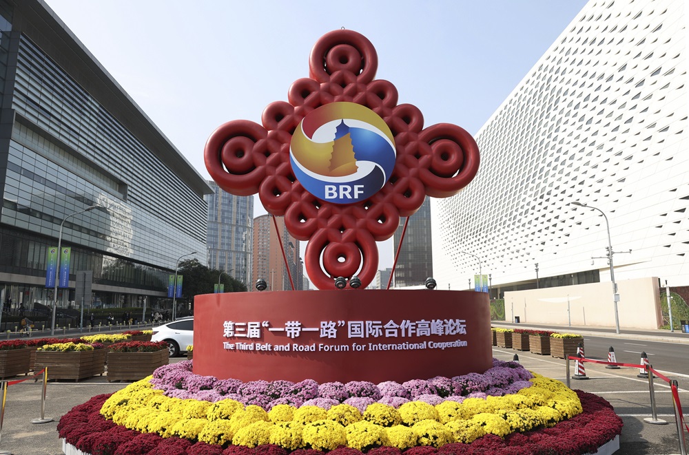 這是在北京國(guó)家會(huì)議中心附近拍攝的“一帶一路”國(guó)際合作高峰論壇景觀布置（2023年10月17日攝）。新華社記者 陳斌 攝