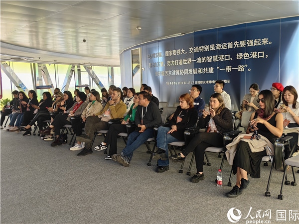 外媒記者探訪天津港北疆港區(qū)C段智能化集裝箱碼頭。人民網記者 符園園攝