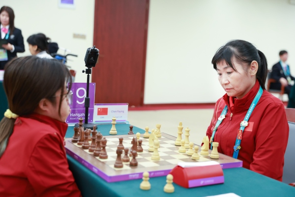 10月24日，杭州第4屆亞殘運會國際象棋常規(guī)賽女子個人賽PI級第四輪舉行。圖為中國隊選手陳發(fā)英（右）、中國隊選手張筱笛在比賽中。圖片來源：杭州亞殘組委