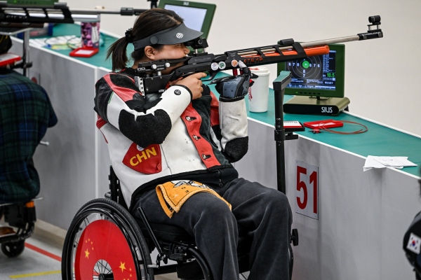 10月23日，杭州第4屆亞殘運會射擊(R2)SH1級女子10米氣步槍立射資格賽舉行。圖為中國隊選手張翠平在比賽中。圖片來源：杭州亞殘組委