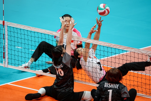 10月24日，杭州第4屆亞殘運會坐式排球女子單循環(huán)賽舉行。圖為選手們在比賽中。圖片來源：杭州亞殘組委