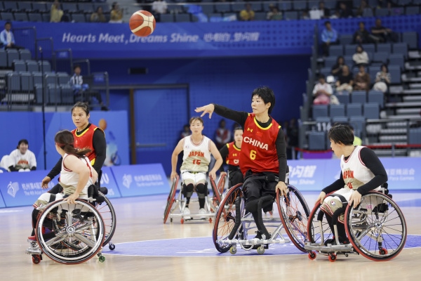 10月24日，杭州第4屆亞殘運會輪椅籃球女子預(yù)賽舉行。圖為選手們在比賽中。圖片來源：杭州亞殘組委
