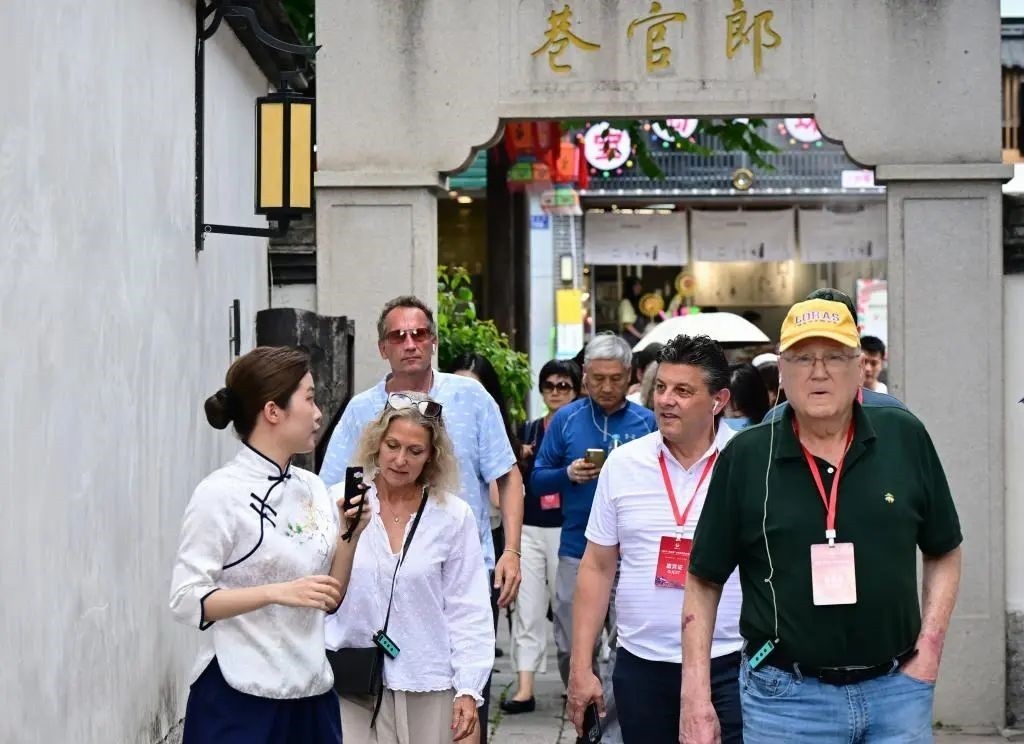 △2023年6月27日，“鼓嶺之友”部分成員和中美各界人士在福建福州南后街三坊七巷參觀訪問。