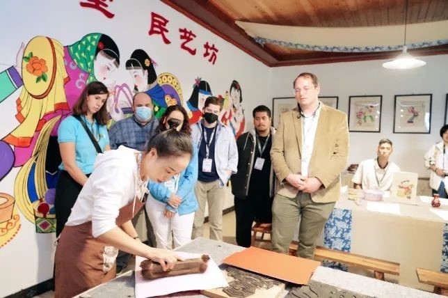 △美國席勒協會青年代表團在四川感受中國傳統(tǒng)文化。