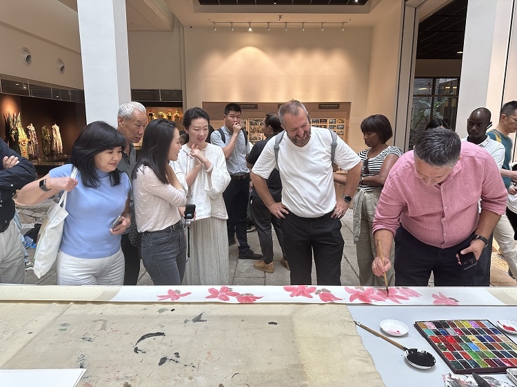 首屆國際傳播“絲路獎”獲獎代表等在廣州市荔灣區(qū)永慶坊參加文化交流活動。楊爍壁、王燕攝影報道