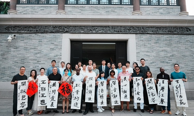 首屆國際傳播“絲路獎”獲獎代表等在廣州市荔灣區(qū)永慶坊參加文化交流活動。楊爍壁、王燕攝影報道