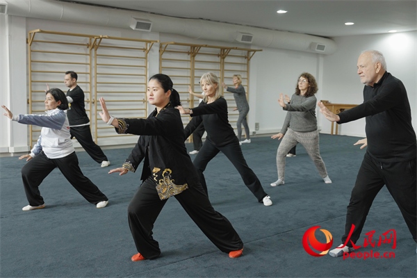 阿根廷武術(shù)俱樂部協(xié)會(huì)副會(huì)長(zhǎng)陳敏正在教學(xué)。人民網(wǎng)記者 張若涵攝