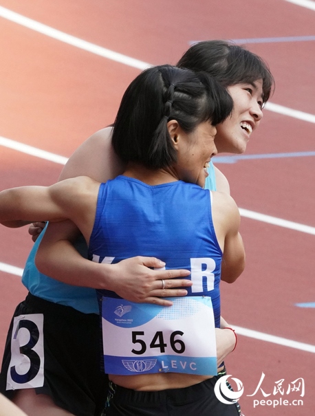 10月23日，杭州亞殘運(yùn)會(huì)田徑女子200米T36級(jí)比賽結(jié)束后，中國(guó)體育代表團(tuán)選手史逸婷(后)與韓國(guó)選手全珉彩相擁慶祝。人民網(wǎng)記者 胡雪蓉?cái)z