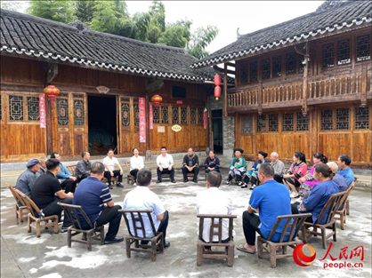 花垣縣石欄鎮(zhèn)朋巖村的院壩會。人民網(wǎng) 周靜圓攝