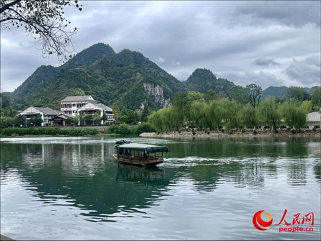 秋日的邊城鎮(zhèn)，青山滴翠、碧水含情。人民網(wǎng) 周靜圓攝