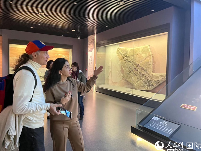 歐亞國家記者在參觀貴州省地質(zhì)博物館 。 人民網(wǎng) 鄧潔攝