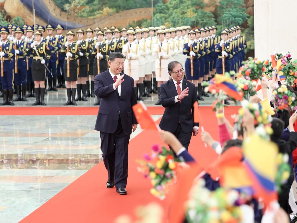 10月25日下午，國家主席習(xí)近平在北京人民大會堂同來華進(jìn)行國事訪問的哥倫比亞總統(tǒng)佩特羅舉行會談。這是會談前，習(xí)近平在人民大會堂北大廳為佩特羅舉行歡迎儀式。
