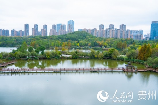 秋日時節(jié)，觀山湖公園景色美不勝收。人民網(wǎng) 陽茜攝