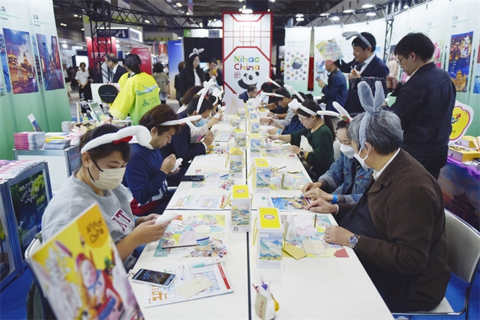 日本國際旅游博覽會中國展館北京非遺兔兒爺填色體驗工作坊。圖片由中國駐東京旅游辦事處提供