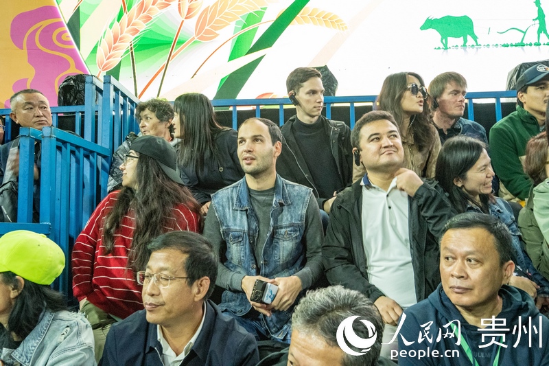 “村BA”決賽現(xiàn)場，看臺座無虛席。人民網(wǎng) 陽茜攝