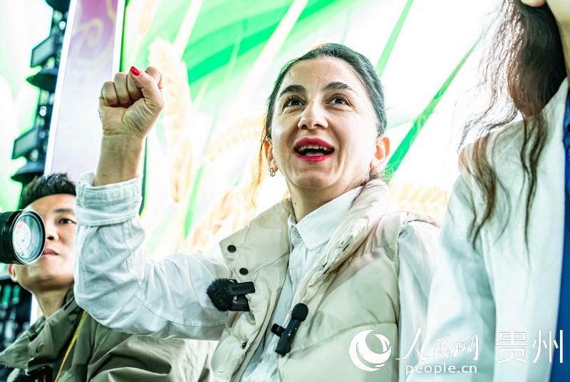 外媒記者在現(xiàn)場吶喊助威。人民網(wǎng) 陽茜攝