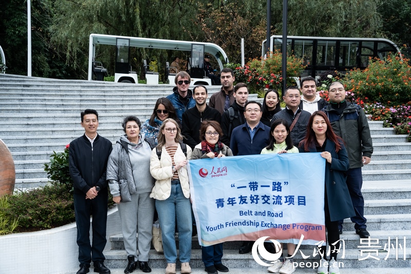 合影留念。人民網(wǎng) 陽茜攝