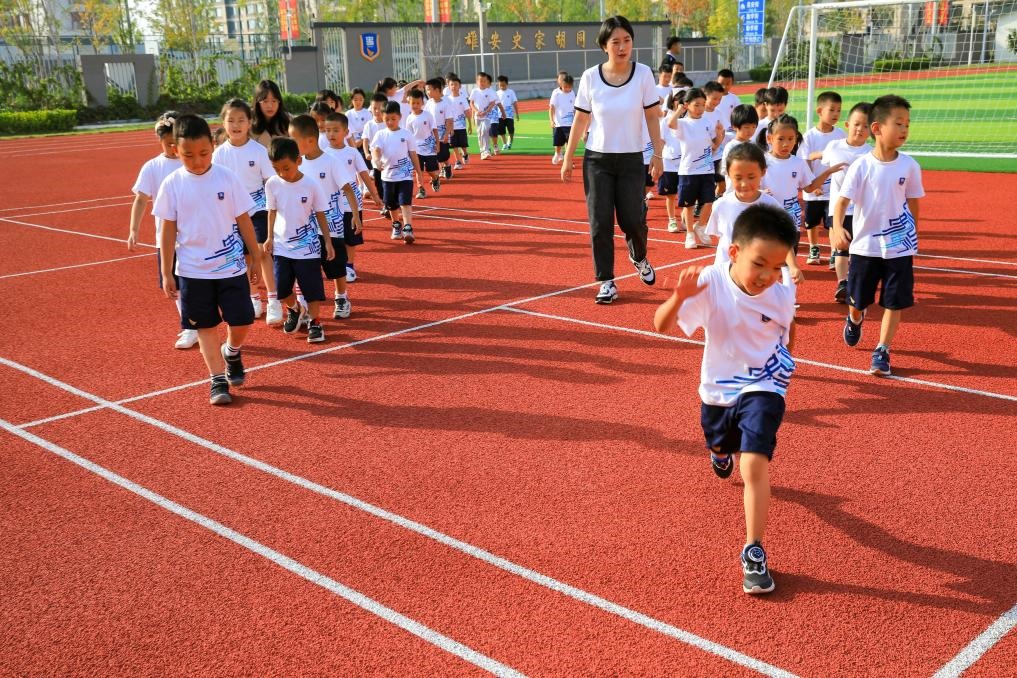 2023年9月，雄安史家胡同小學的學生們在操場上活動。新華社記者張鋮 攝