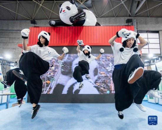  10月29日，街舞隊(duì)在日本大阪國(guó)際會(huì)展中心中國(guó)館表演街舞。新華社發(fā)（中國(guó)駐大阪旅游辦事處供圖）