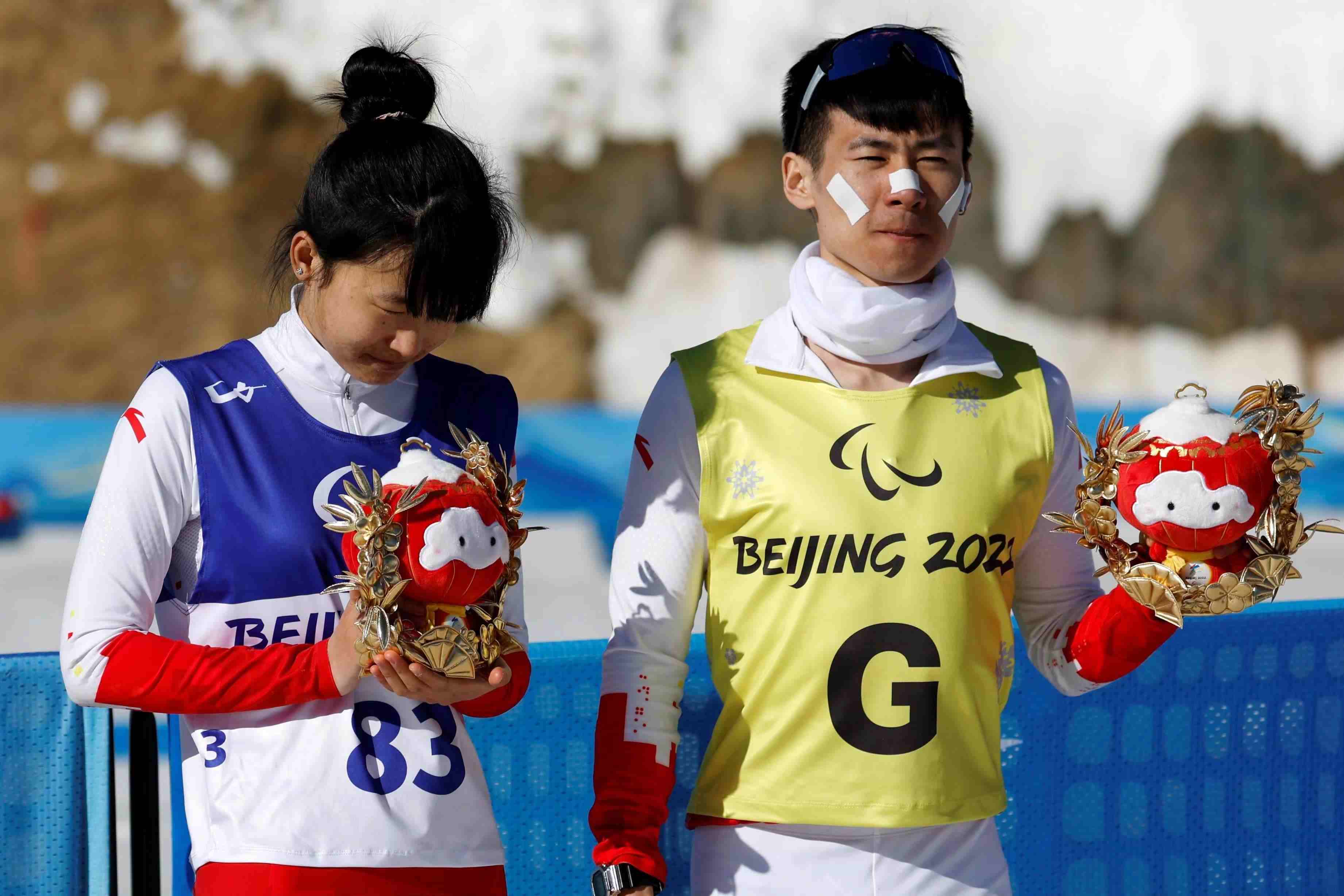△2022年3月8日，在2022冬殘奧會(huì)殘奧冬季兩項(xiàng)女子中距離（視障）比賽中，中國選手王躍（左）獲季軍。
