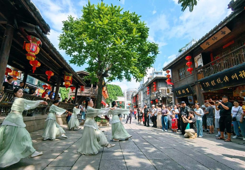 國慶節(jié)期間，福州市三坊七巷歷史文化街區(qū)上演《尋夢閩都》快閃。新華社發(fā)