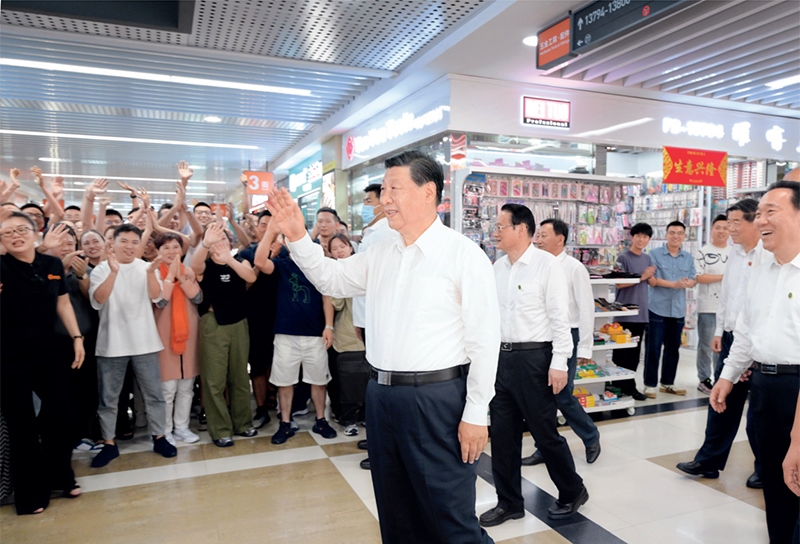 2023年9月20日至21日，中共中央總書記、國家主席、中央軍委主席習近平在浙江考察。這是20日上午，習近平在義烏國際商貿(mào)城考察時，同商戶親切交流。 新華社記者 李學仁/攝