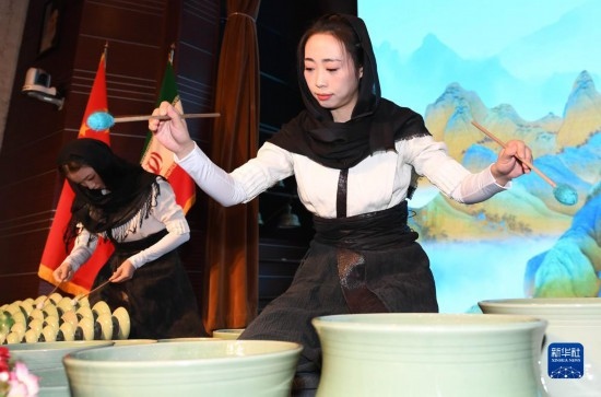 10月30日，演員在伊朗德黑蘭伊朗國家藝術(shù)科學(xué)院舉行的“青風(fēng)海上來”浙江青瓷巡禮開幕式暨“萬象中國·天下寧波”寧波文旅推介會開幕式上表演。新華社記者 沙達提 攝