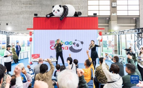  10月29日，游客在日本大阪國(guó)際會(huì)展中心中國(guó)館參與中國(guó)旅游知識(shí)問答活動(dòng)。新華社發(fā)（中國(guó)駐大阪旅游辦事處供圖）