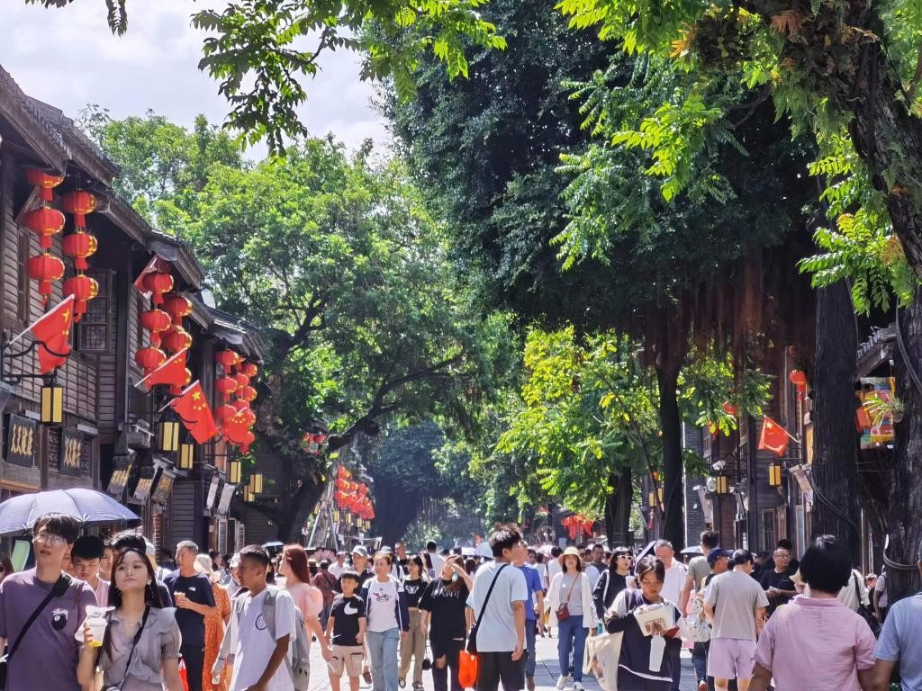 國慶節(jié)期間，三坊七巷歷史文化街區(qū)游人如織。新華社發(fā)