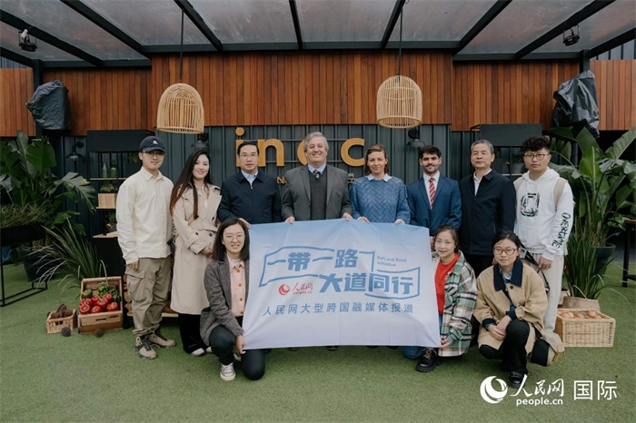 在烏拉圭第118屆普拉多牧農(nóng)業(yè)國際博覽會上，烏拉圭國家肉類協(xié)會主席與人民網(wǎng)記者合影。人民網(wǎng)記者 張若涵攝