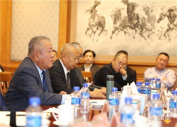 2.2023年10月30日，張義波（左一）會長匯報商會工作情況。人民網(wǎng)記者 霍文攝