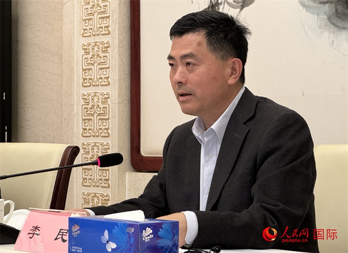 10月31日，歐美同學(xué)會(huì)秘書長李民在第五屆中法文化論壇媒體吹風(fēng)會(huì)上講話。（人民網(wǎng) 謝瑩攝）
