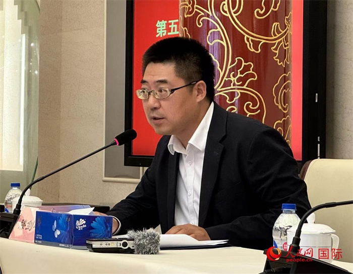10月31日，歐美同學(xué)會(huì)副秘書長滕劍峰在第五屆中法文化論壇媒體吹風(fēng)會(huì)上講話。（人民網(wǎng) 謝瑩攝）
