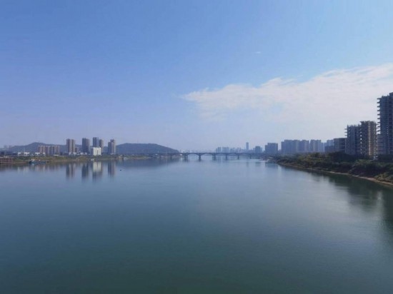 10月24日，在清水塘大橋景觀通道上拍攝的湘江景色。本報記者 常雯宜攝