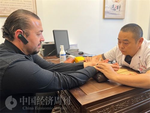  （外媒記者走進中醫(yī)堂，問診中醫(yī)名師。中國經(jīng)濟周刊記者 郭志強攝）