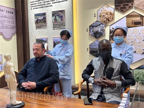  （外媒記者爭先恐后體驗艾灸，直呼神奇。中國經(jīng)濟周刊記者 郭志強 攝）