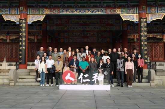 2023“一帶一路”媒體合作論壇聯(lián)合采訪團參觀仁和集團。（受訪者供圖）