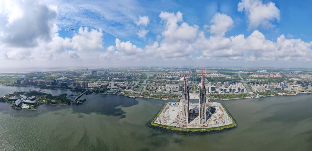 空中俯瞰中國（上海）自由貿(mào)易試驗區(qū)臨港新片區(qū)，左上為東海大橋，前為建設(shè)中的中銀金融中心大樓（2023年9月6日攝，無人機照片）。新華社記者 方喆 攝