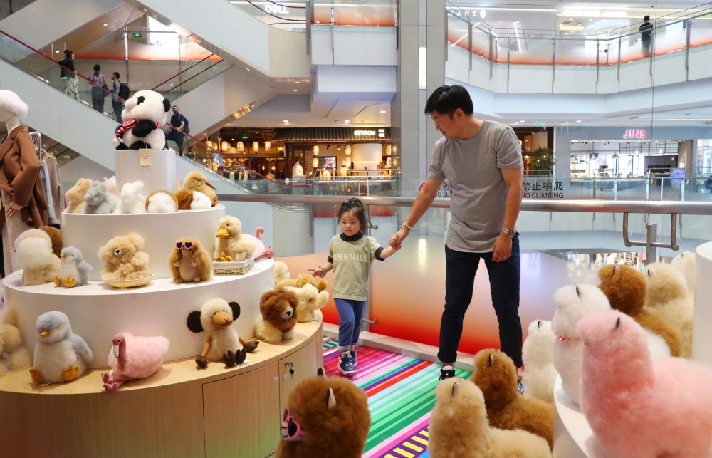 2023年11月2日，顧客在溫暖駝品牌專柜內(nèi)選購。連續(xù)六年參加進博會的秘魯羊駝制品品牌溫暖駝在上海市中心商場開設(shè)了專柜。新華社記者 方喆 攝