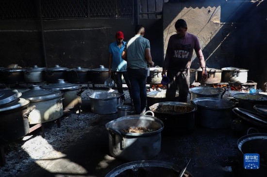 11月3日，在加沙地帶南部城市拉法，人們在煤氣中斷后用柴火做飯。新華社發(fā)（里澤克·阿卜杜勒賈瓦德攝）