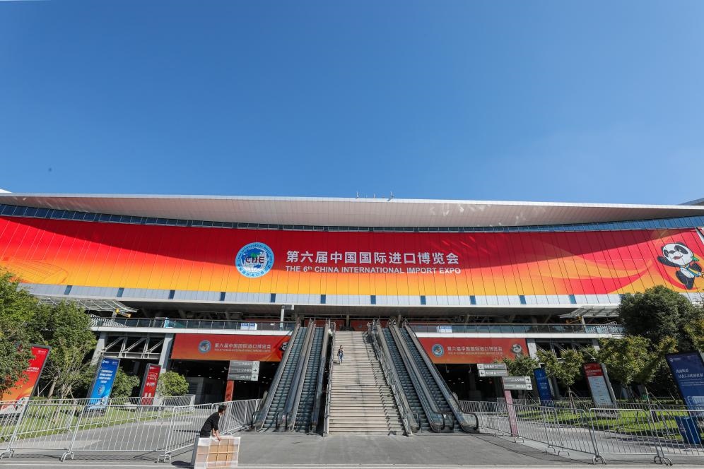 11月2日，第六屆進(jìn)博會場館國家會展中心（上海）外景。新華社記者 辛夢晨 攝