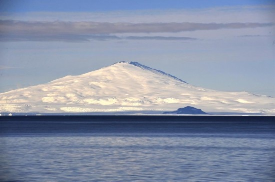 羅斯海沿岸的火山。新華社記者 張建松 攝