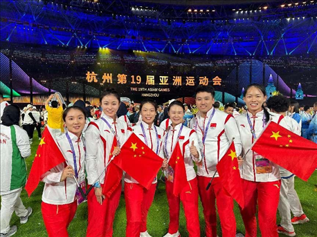 杭州亞運(yùn)會閉幕式上，教練李紅（右三）和隊(duì)員們合影（左二為龔莉）。受訪者供圖