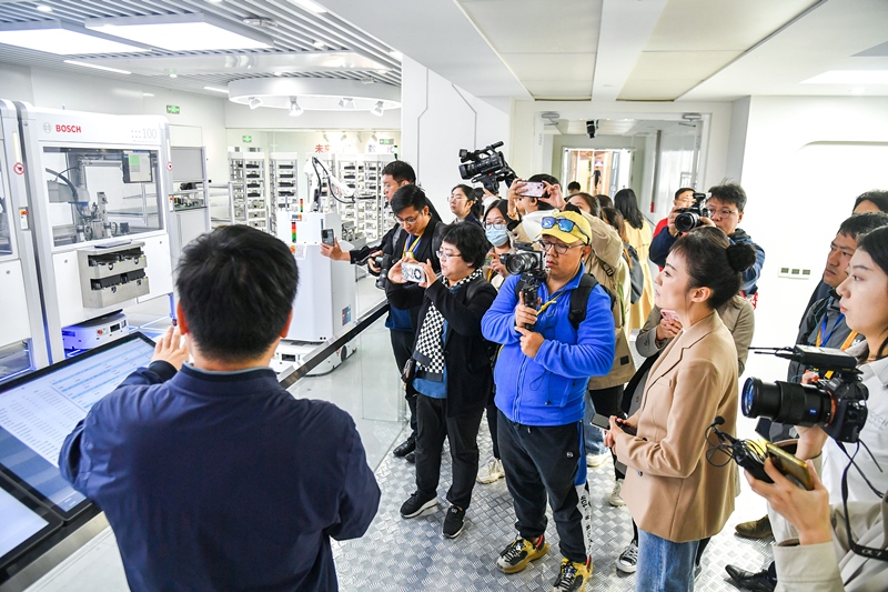 2023年10月16日，第三屆“一帶一路”國(guó)際合作高峰論壇新聞中心組織中外記者采訪(fǎng)。記者在中德大廈內(nèi)的博世未來(lái)工廠(chǎng)展區(qū)參觀，了解其高質(zhì)量創(chuàng)新發(fā)展成果。