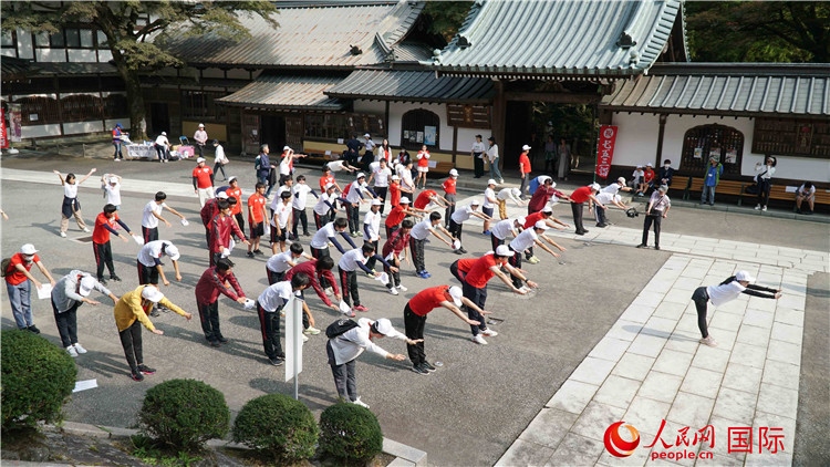 開(kāi)跑前，中日青少年一起做熱身運(yùn)動(dòng)。人民網(wǎng) 蔣曉辰攝