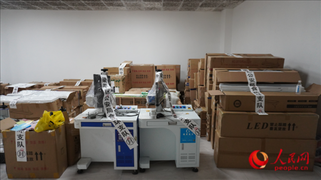 查封的假冒品牌燈具等。人民網 肖聰聰 攝