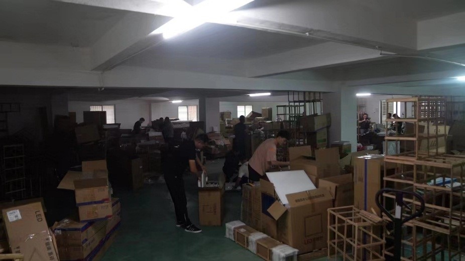 查處倉庫現(xiàn)場。重慶市梁平區(qū)公安局供圖。