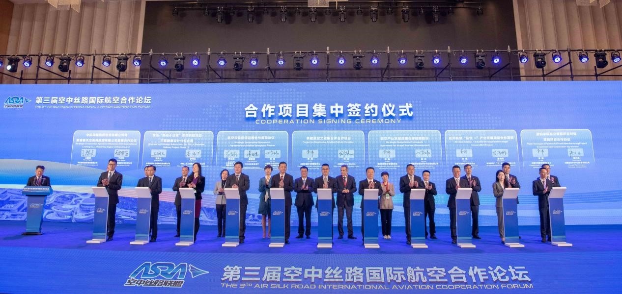 圖為7個(gè)國內(nèi)外合作項(xiàng)目現(xiàn)場簽約。人民網(wǎng)記者 唐宋攝