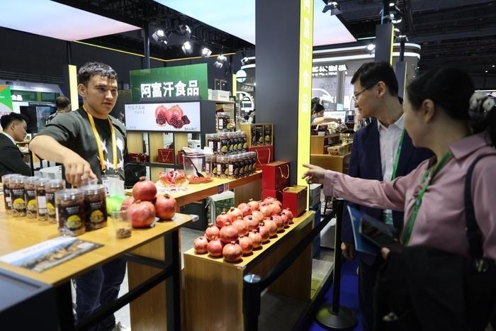 11月6日，在第六屆進(jìn)博會食品及農(nóng)產(chǎn)品展區(qū)，阿富汗食品吸引參展人員。